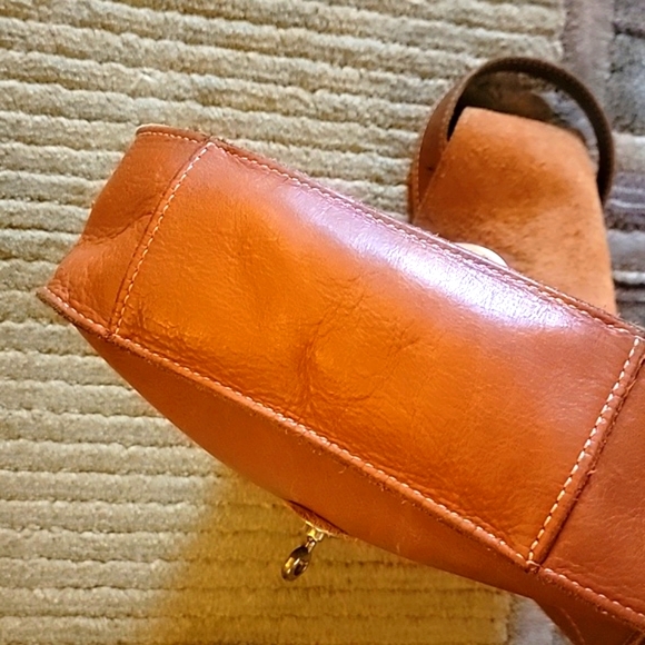 Vintage Fossil Sandle Bag purse. Used. Tan leather with gold fixtures. - Picture 5 of 9